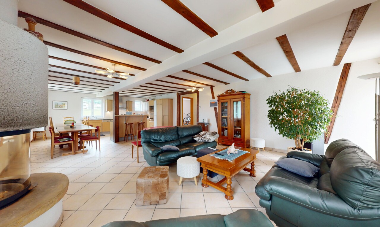 salon / salle à manger avec plafond à poutres, beamed ceiling, lumière naturelle, natural light, et inside property