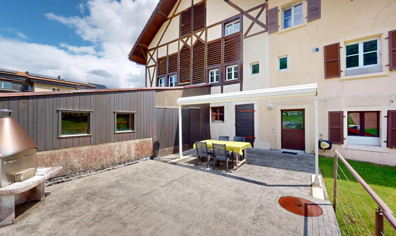 terrasse avec terrasse, day time, coin repas extérieur, et property visible