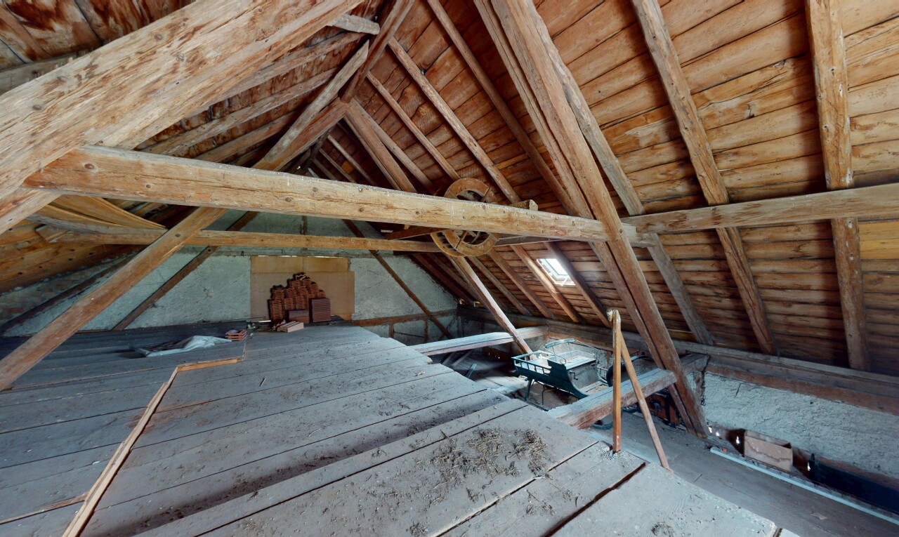 espace intérieur avec plafond voûté, vaulted ceiling, unfinished floor, plafond bas, et low ceiling