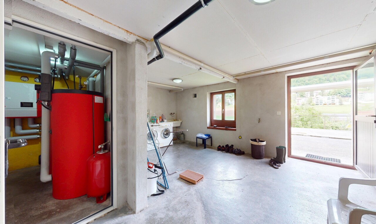 buanderie avec inside property, lumière naturelle, natural light, concrete floor, et lave-linge et sèche-linge