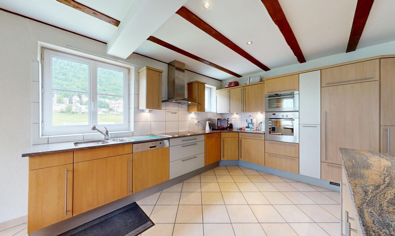cuisine avec hotte, plafond à poutres, beamed ceiling, lumière naturelle, et natural light