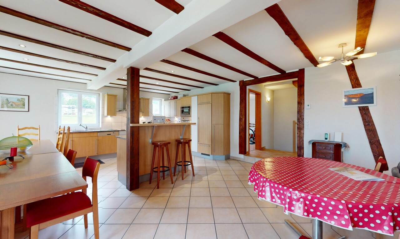 salle à manger avec plafond à poutres, beamed ceiling, lumière naturelle, natural light, et inside property