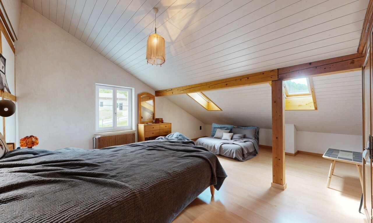 chambre avec pièce supplémentaire, plafond voûté, vaulted ceiling, inside property, et lumière naturelle