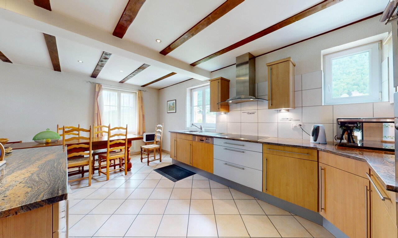 cuisine avec hotte, plafond à poutres, beamed ceiling, lumière naturelle, et natural light