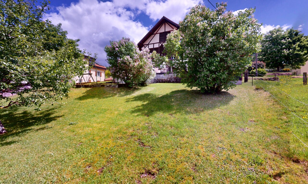 jardin avec property visible, pelouse, et day time