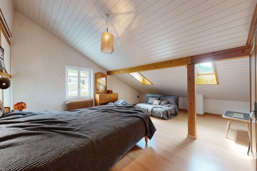 chambre avec pièce supplémentaire, plafond voûté, vaulted ceiling, inside property, et lumière naturelle