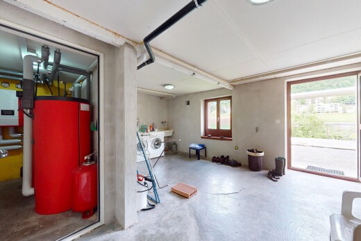 buanderie avec inside property, lumière naturelle, natural light, concrete floor, et lave-linge et sèche-linge
