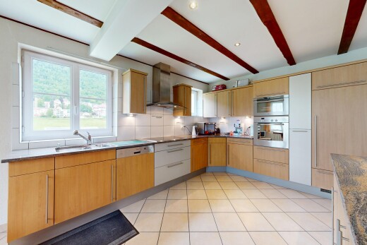 cuisine avec hotte, plafond à poutres, beamed ceiling, lumière naturelle, et natural light