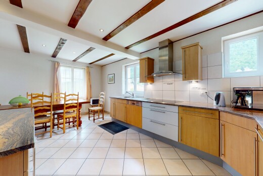cuisine avec hotte, plafond à poutres, beamed ceiling, lumière naturelle, et natural light
