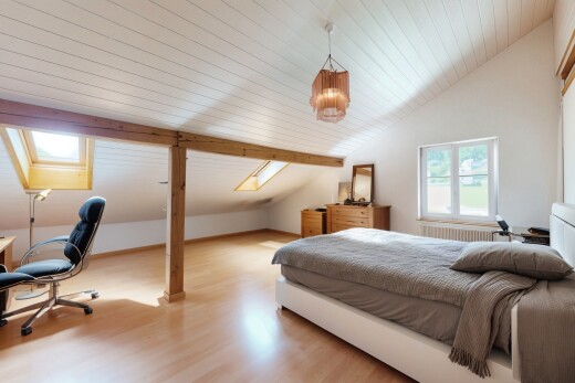 chambre avec plafond voûté, vaulted ceiling, lumière naturelle, natural light, et inside property