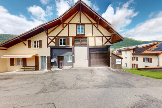 außenansicht mit stuckverkleidung, day time, property visible, auffahrt, und eingebaute garage