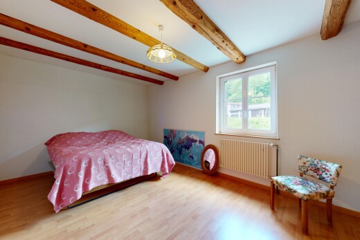 chambre avec radiateur, lumière naturelle, natural light, plafond à poutres, et beamed ceiling