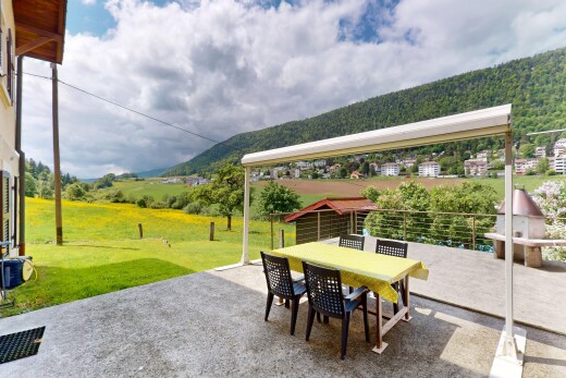 terrasse avec mountain view, vue sur la montagne, terrasse, pelouse, et coin repas extérieur