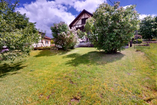jardin avec property visible, pelouse, et day time