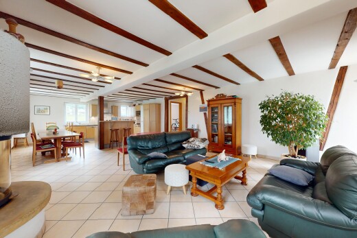salon / salle à manger avec plafond à poutres, beamed ceiling, lumière naturelle, natural light, et inside property