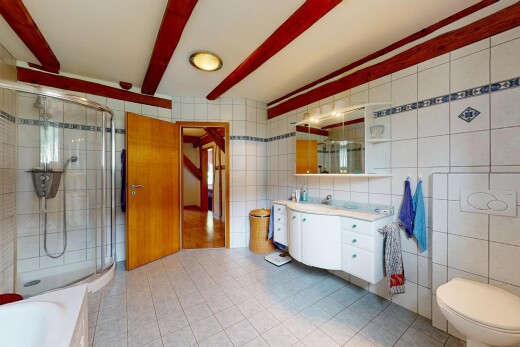 salle de bains avec mur en carrelage, tile wall, salle de bain complète, sol en carrelage, et tile floor