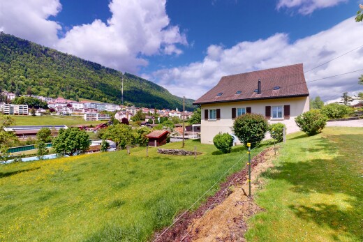 außenansicht mit blick auf die berge, mountain view, day time, property visible, und rasen