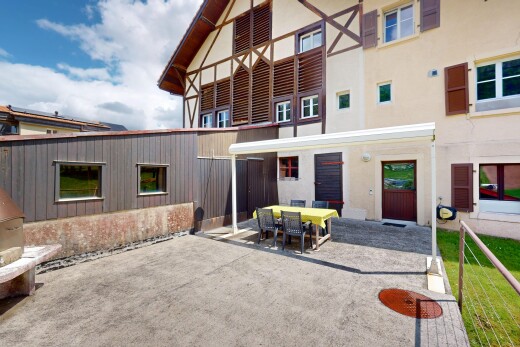 terrasse avec terrasse, day time, coin repas extérieur, et property visible