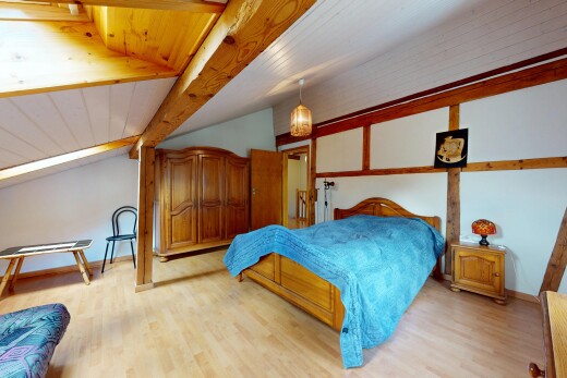 chambre avec inside property, sol en finition bois, wood finish floor, plafond voûté, et vaulted ceiling