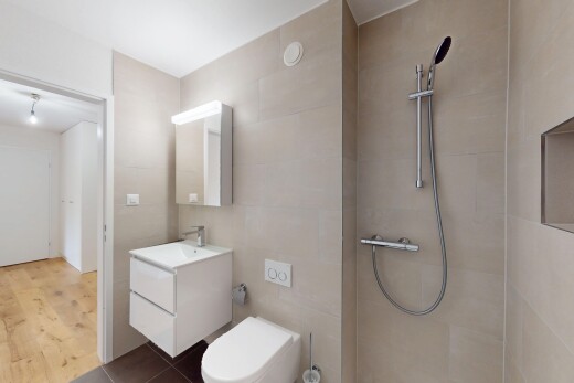 bad mit dusche, schminktisch, komplettes badezimmer, inside property, und spiegel