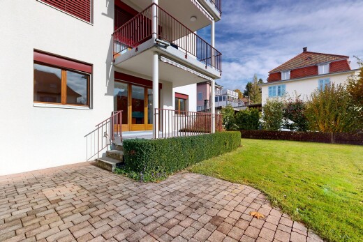 außenansicht mit rasen, balkon, terrasse, stuckverkleidung, und day time