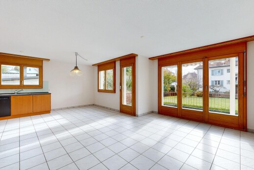 leerer raum mit inside property, tile floor, fliesenboden, drywall, und gipskartonwand