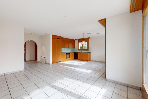 leerer raum mit gewölbte gehwege, inside property, gipskartonwand, drywall, und sockelleisten