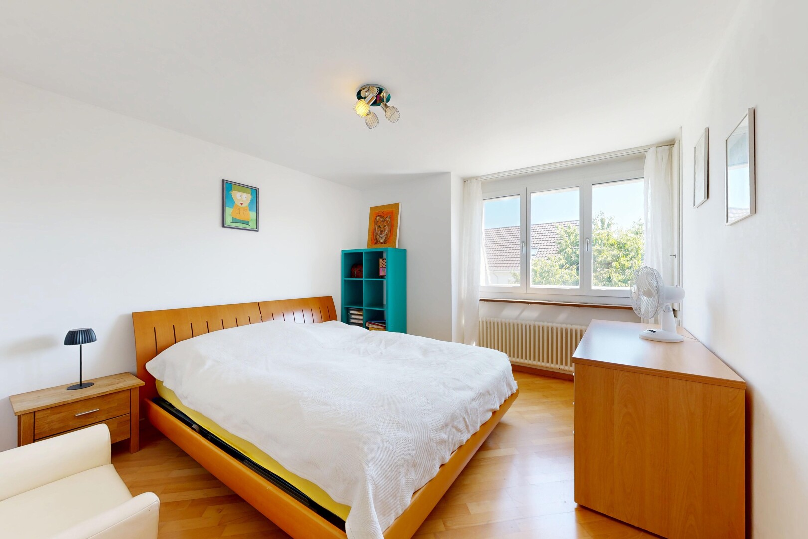 zimmer / schlafzimmer mit wood finish floor, holzfußboden, kühler, drywall, und gipskartonwand
