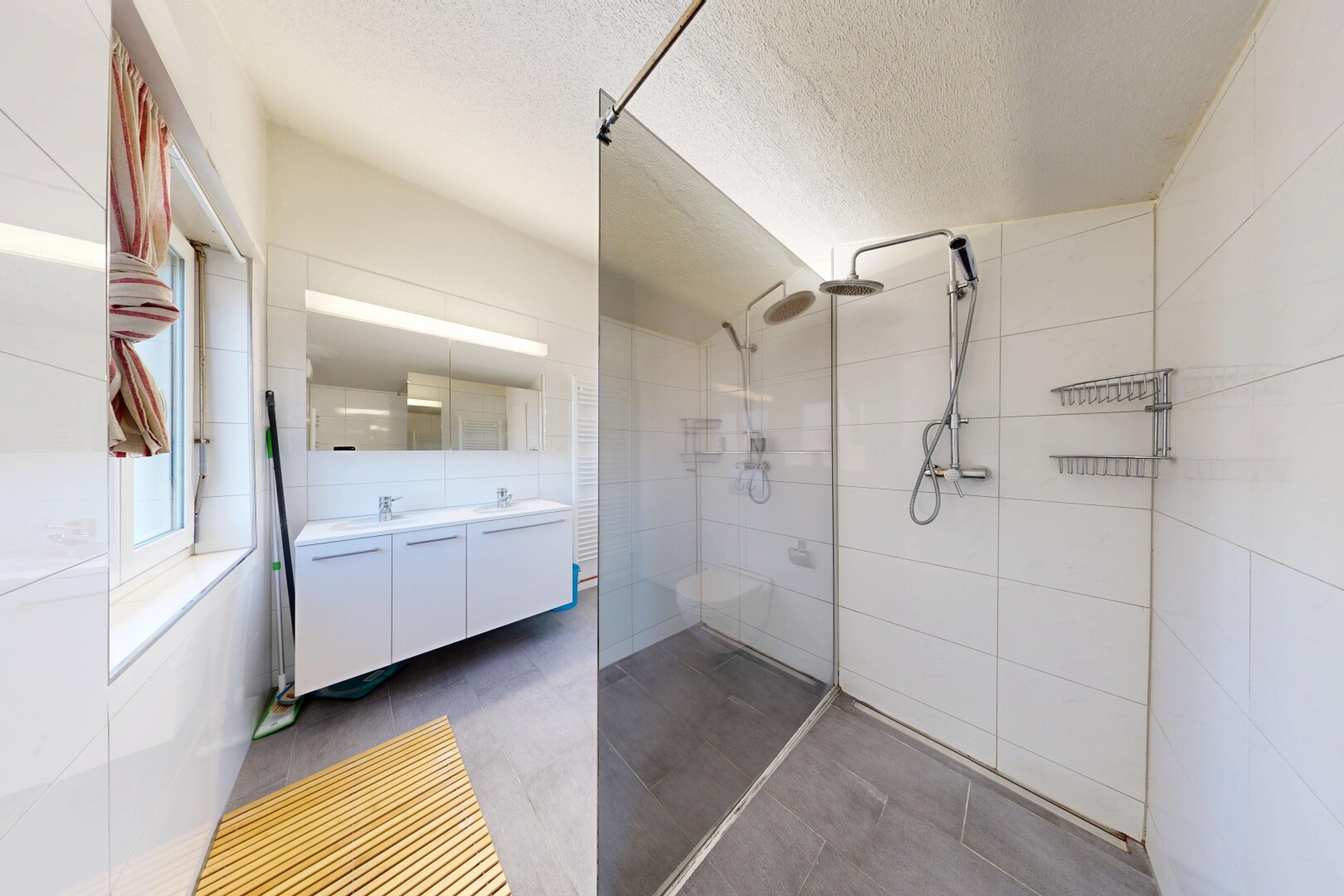 bad mit dusche, komplettes badezimmer, textured ceiling, spritzputz decke, und doppelwaschtisch