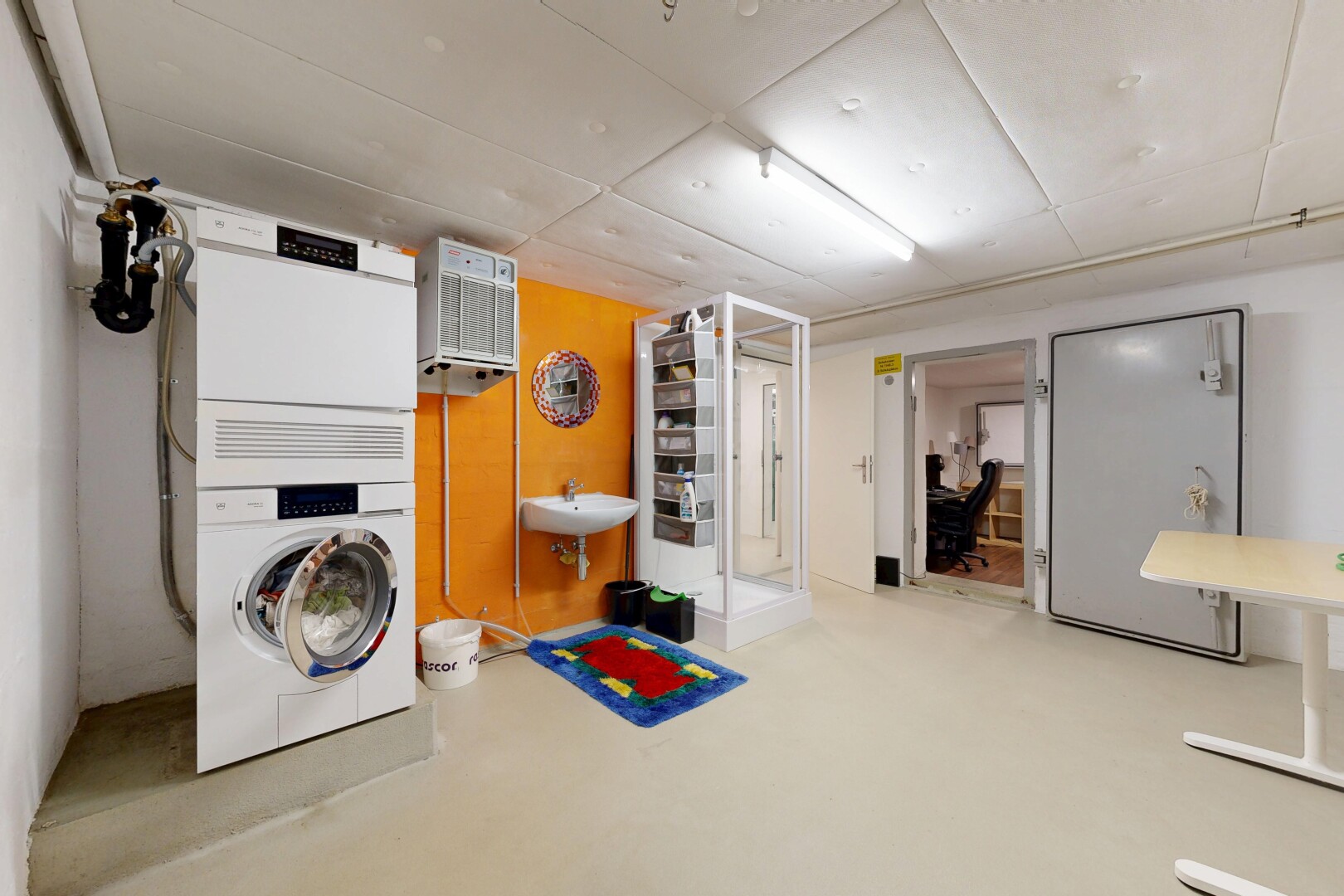 wäschekammer mit wäscherei, gipskartonwand, drywall, inside property, und finished concrete floor