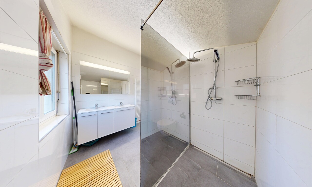 bad mit dusche, komplettes badezimmer, textured ceiling, spritzputz decke, und doppelwaschtisch