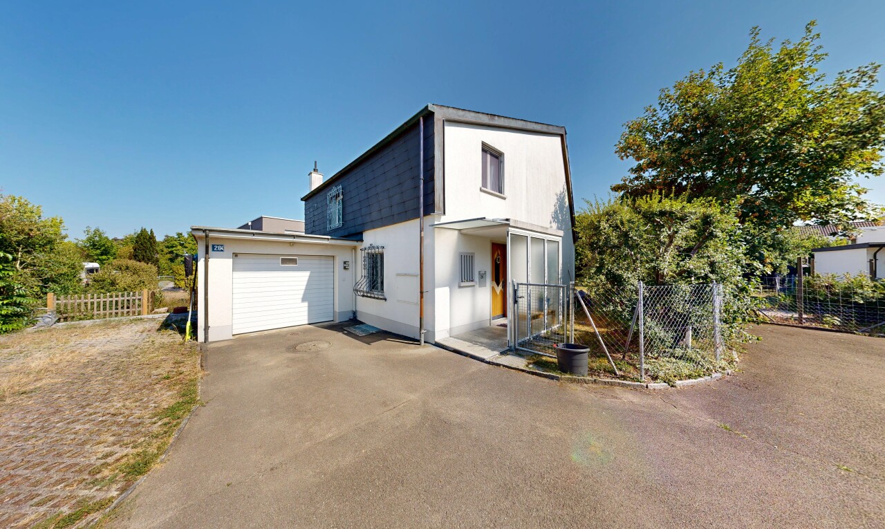 außenansicht mit auffahrt, property visible, zaun, garage angeschlossen, und day time