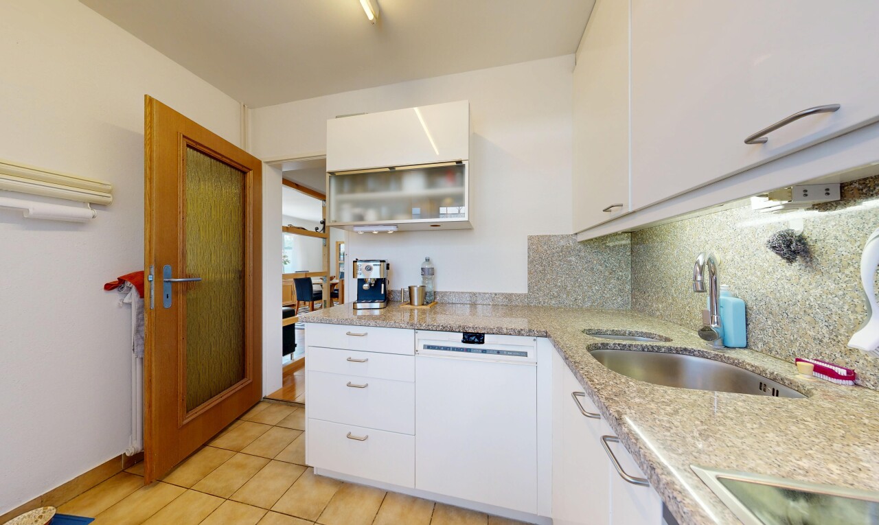 küche mit white cabinets, weiße schränke, light floor, light countertops, und küchenrückwand beim Herd