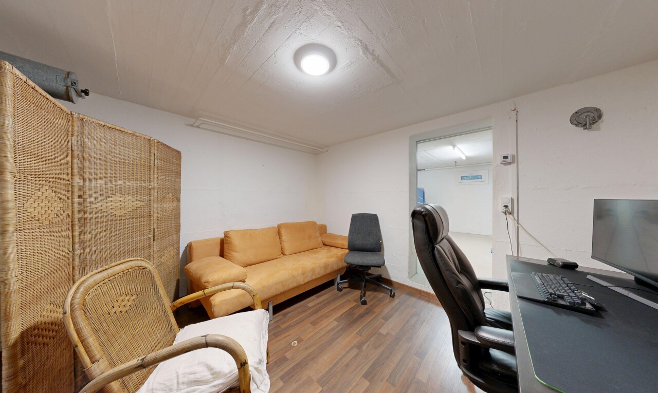 büro mit holzfußboden, wood finish floor, fernseher, gipskartonwand, und drywall