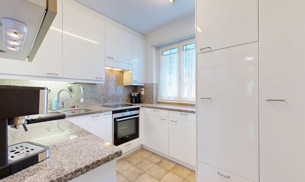 küche mit dunstabzugshaube, white cabinets, weiße schränke, light countertops, und stone countertops