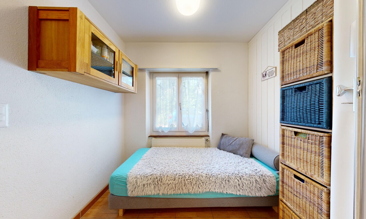 zimmer / schlafzimmer mit natürliches licht und inside property