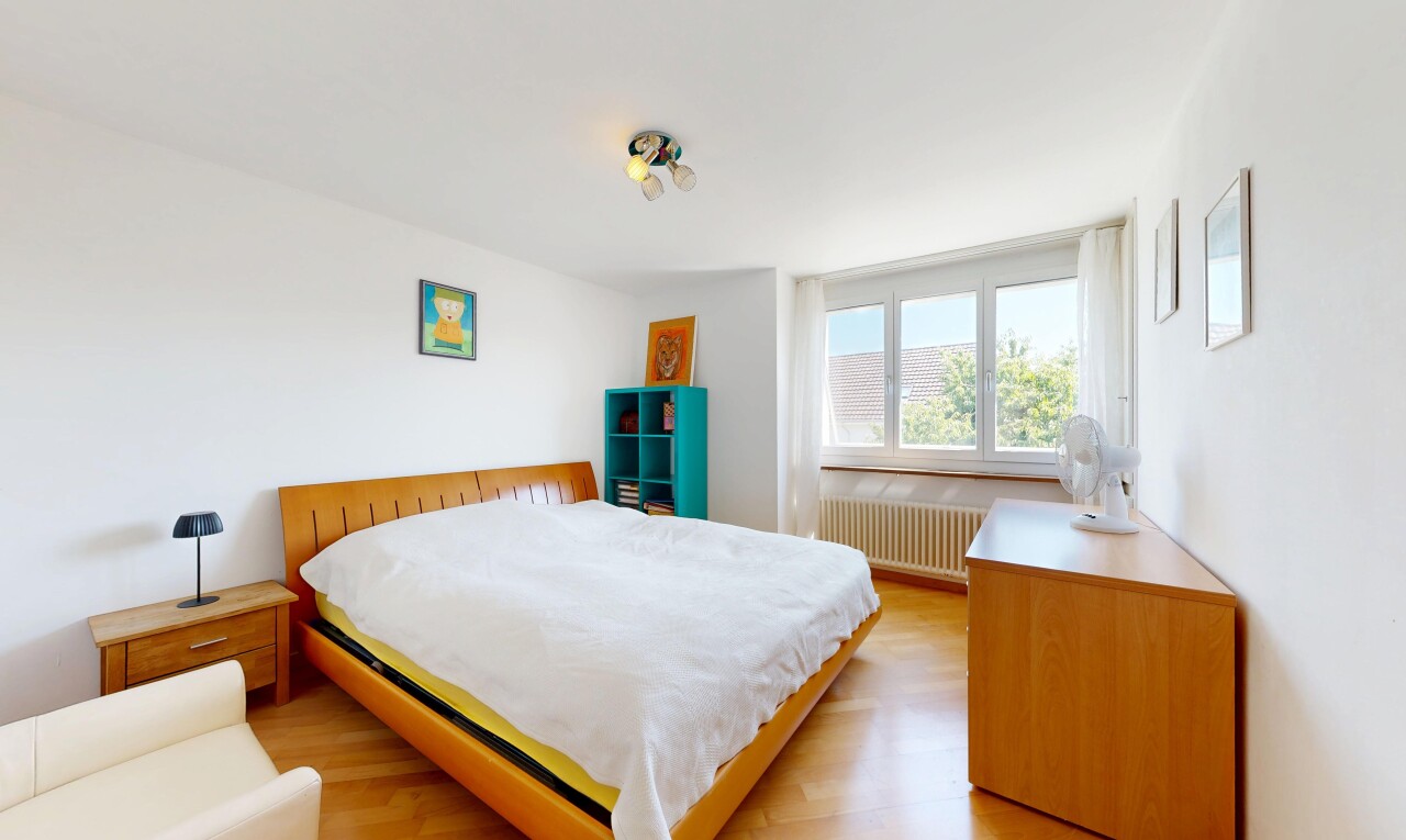 zimmer / schlafzimmer mit wood finish floor, holzfußboden, kühler, drywall, und gipskartonwand