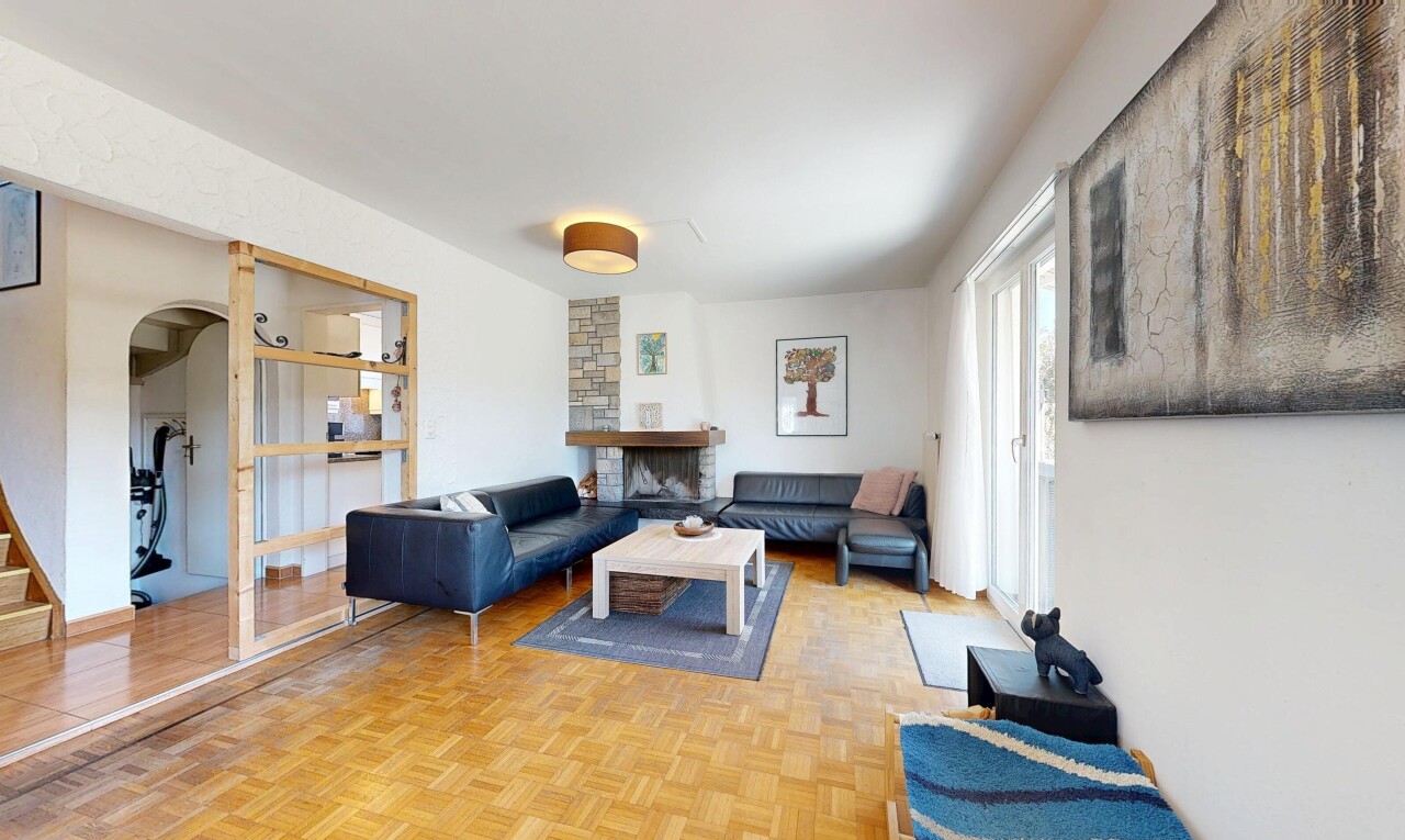 wohnzimmer mit wood finish floor, holzfußboden, parquet floor, gewölbte gehwege, und inside property