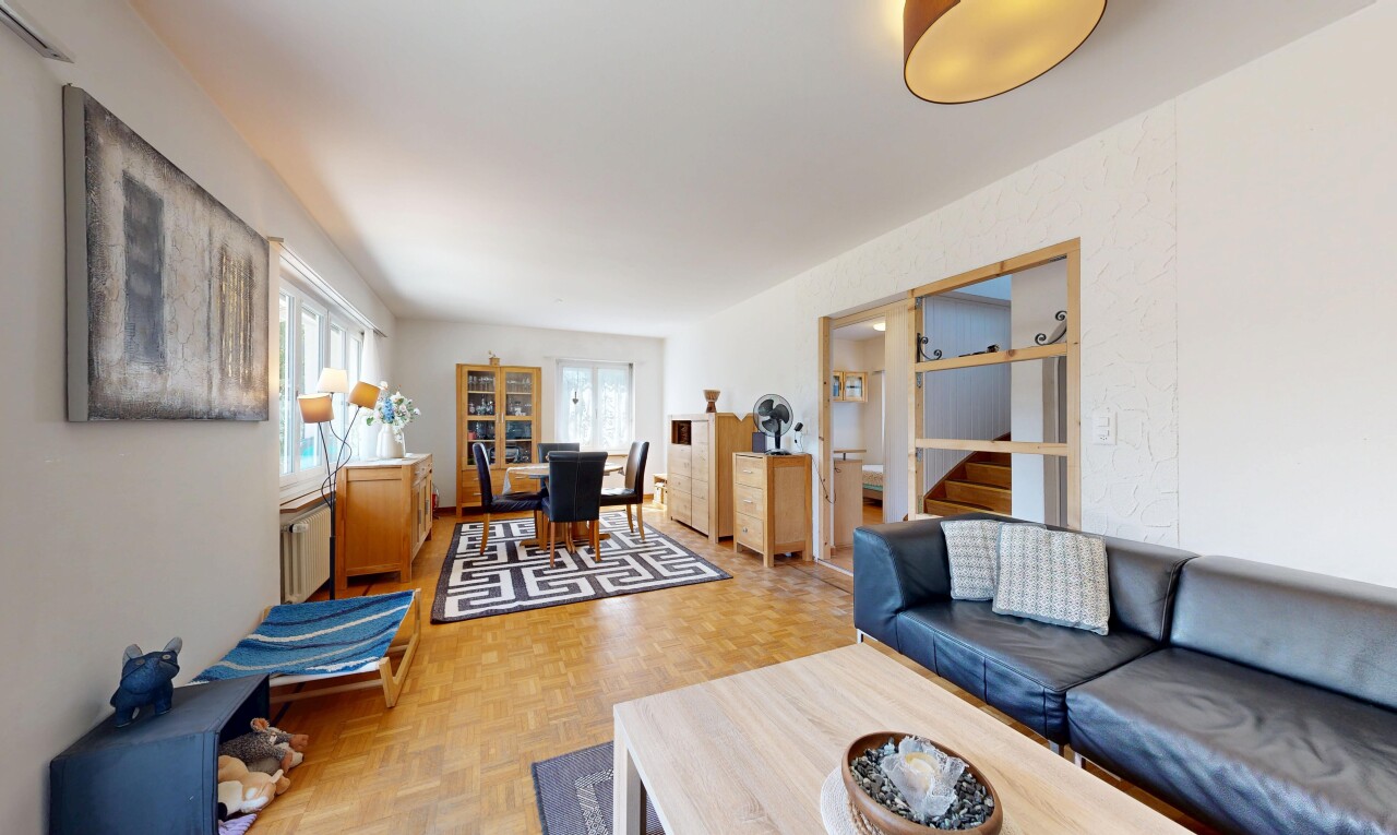 wohn- / esszimmer mit holzfußboden, wood finish floor, parquet floor, natürliches licht, und treppen