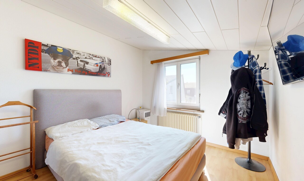 zimmer / schlafzimmer mit wood finish floor, holzfußboden, natürliches licht, drywall, und gipskartonwand