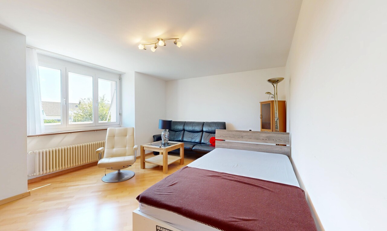 zimmer / schlafzimmer mit deckenbeleuchtung, kühler, wood finish floor, holzfußboden, und drywall