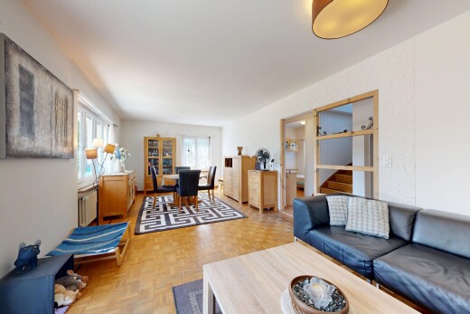 wohn- / esszimmer mit holzfußboden, wood finish floor, parquet floor, natürliches licht, und treppen