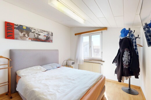 zimmer / schlafzimmer mit wood finish floor, holzfußboden, natürliches licht, drywall, und gipskartonwand