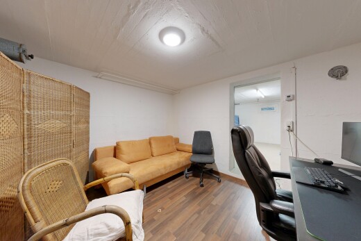 büro mit holzfußboden, wood finish floor, fernseher, gipskartonwand, und drywall