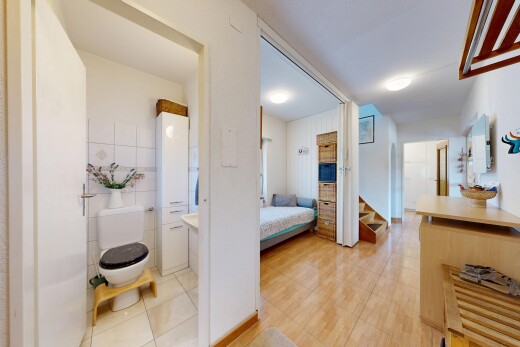 halle / korridor mit inside property, light floor, treppen, drywall, und gipskartonwand
