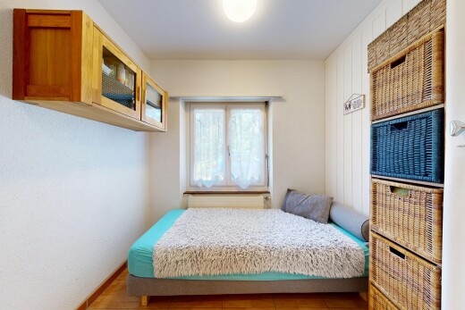 zimmer / schlafzimmer mit natürliches licht und inside property