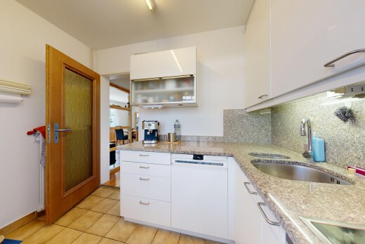 küche mit white cabinets, weiße schränke, light floor, light countertops, und küchenrückwand beim Herd