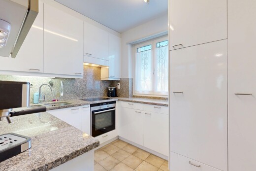 küche mit dunstabzugshaube, white cabinets, weiße schränke, light countertops, und stone countertops