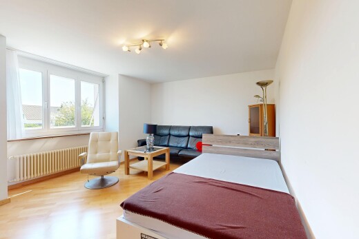 zimmer / schlafzimmer mit deckenbeleuchtung, kühler, wood finish floor, holzfußboden, und drywall