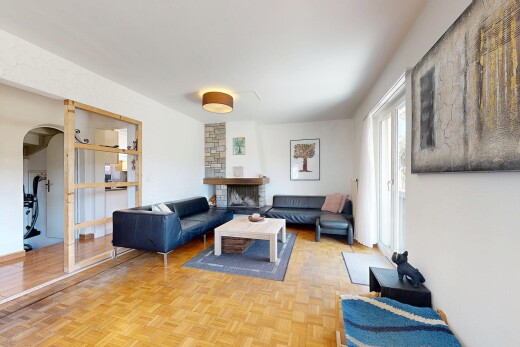 wohnzimmer mit wood finish floor, holzfußboden, parquet floor, gewölbte gehwege, und inside property